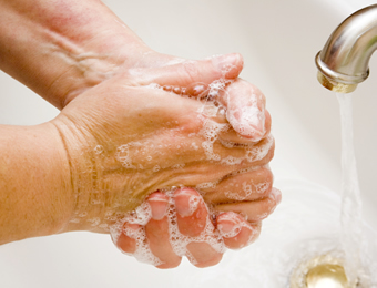 TRICLOSAN: FDA prohibe su uso en jabones antibacteriales.